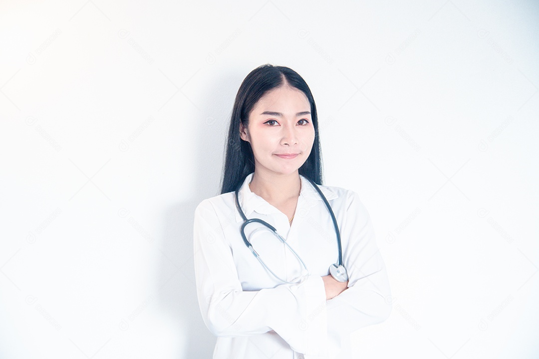 Medica Asiática segurando um tablet