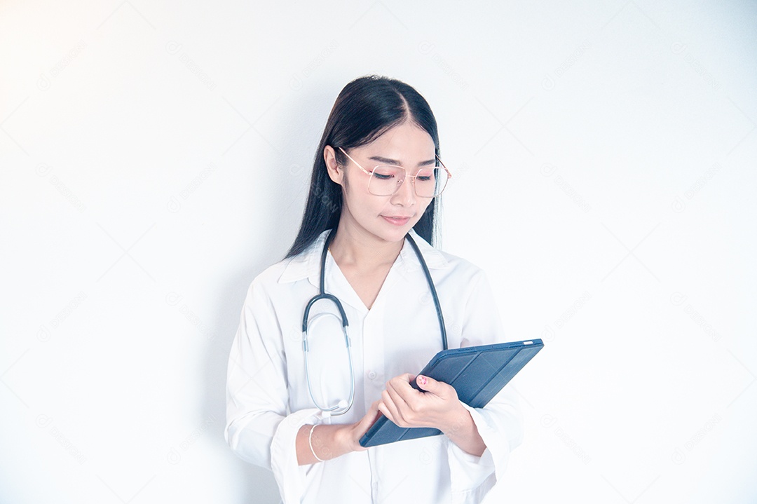 Medica Asiática segurando um tablet