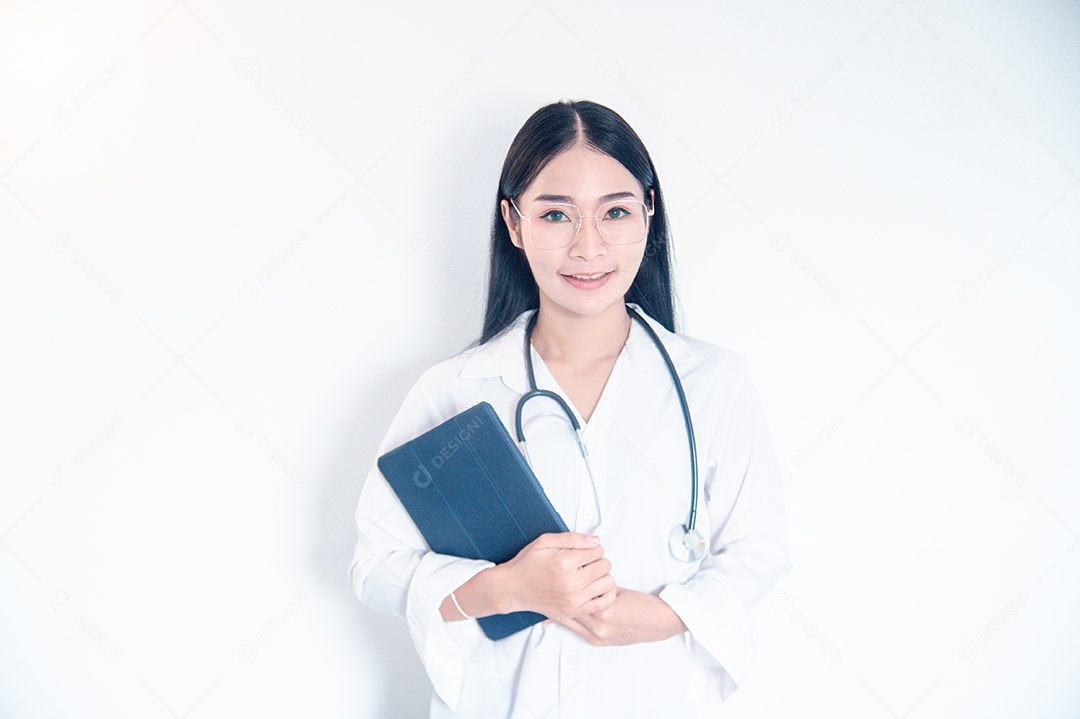 Medica Asiática segurando um tablet