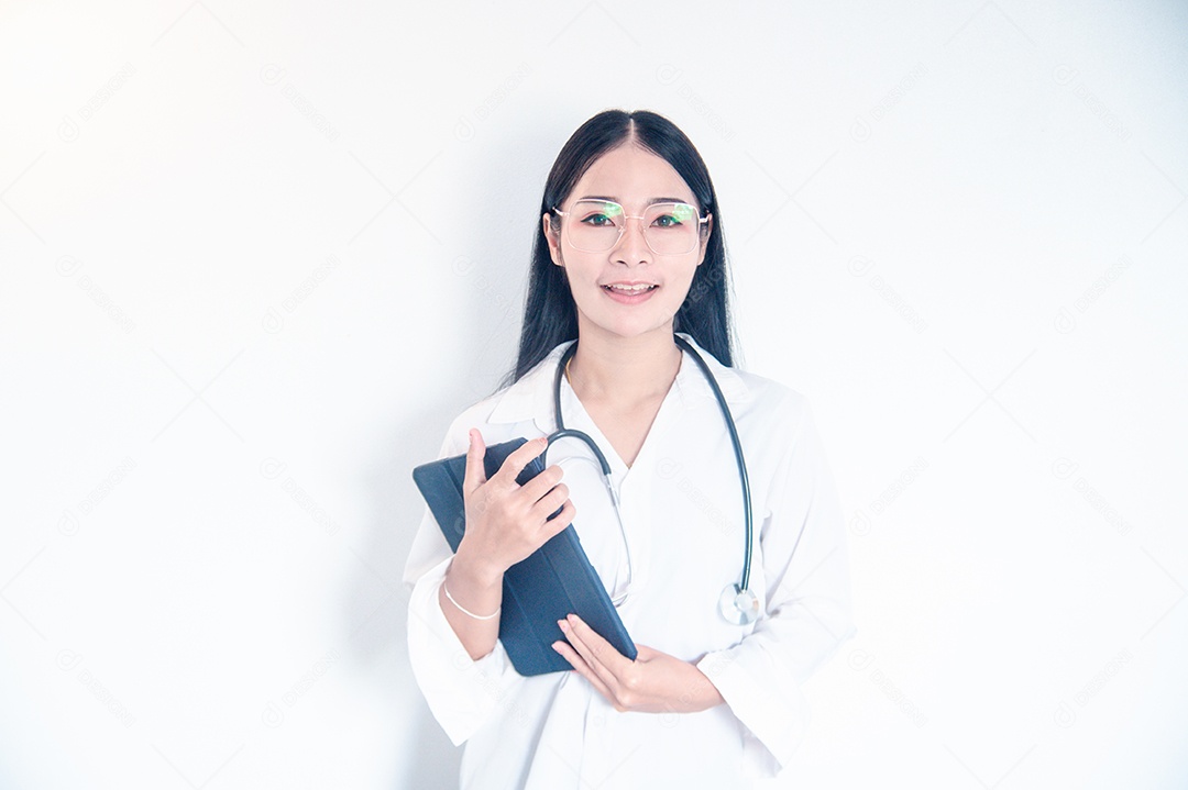 Medica Asiática segurando um tablet