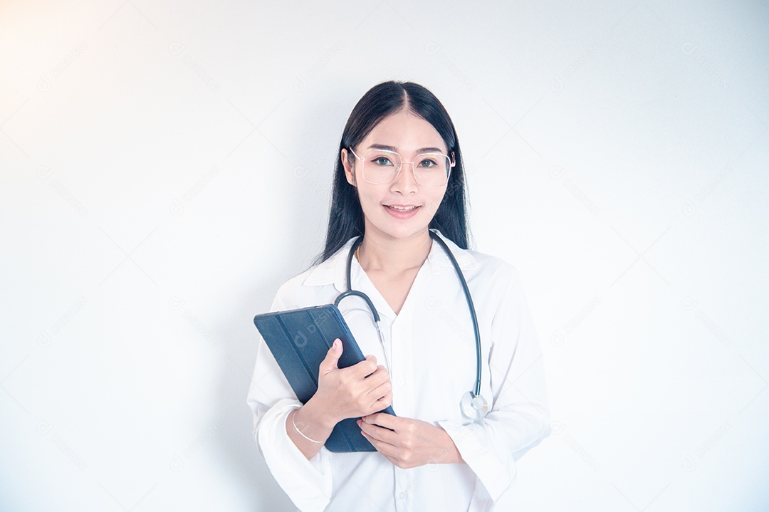 Medica Asiática segurando um tablet