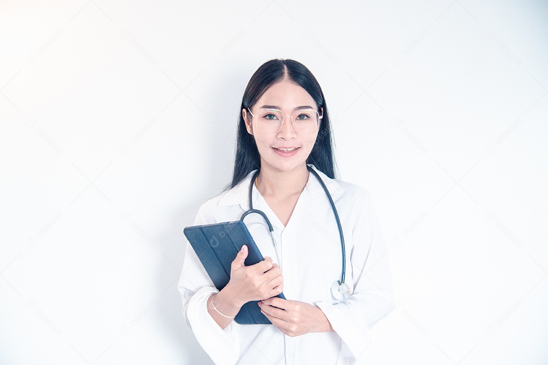 Medica Asiática segurando um tablet