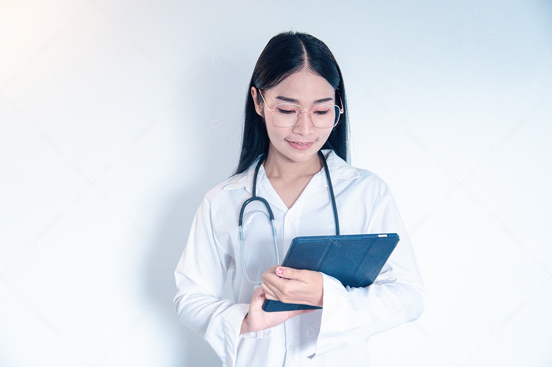 Medica Asiática segurando um tablet