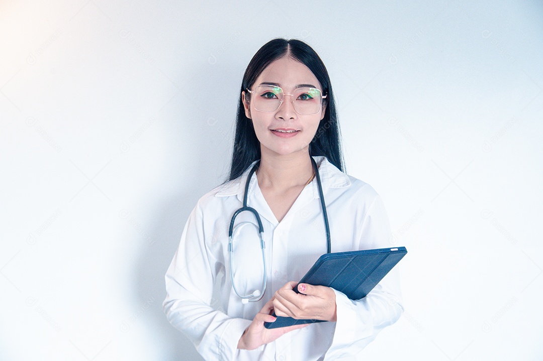 Medica Asiática segurando um tablet