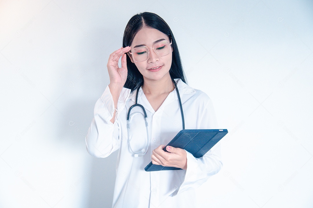 Medica Asiática segurando um tablet