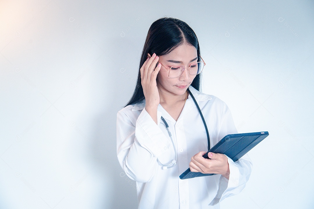 Medica Asiática segurando um tablet
