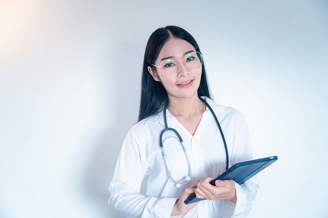 Medica Asiática segurando um tablet