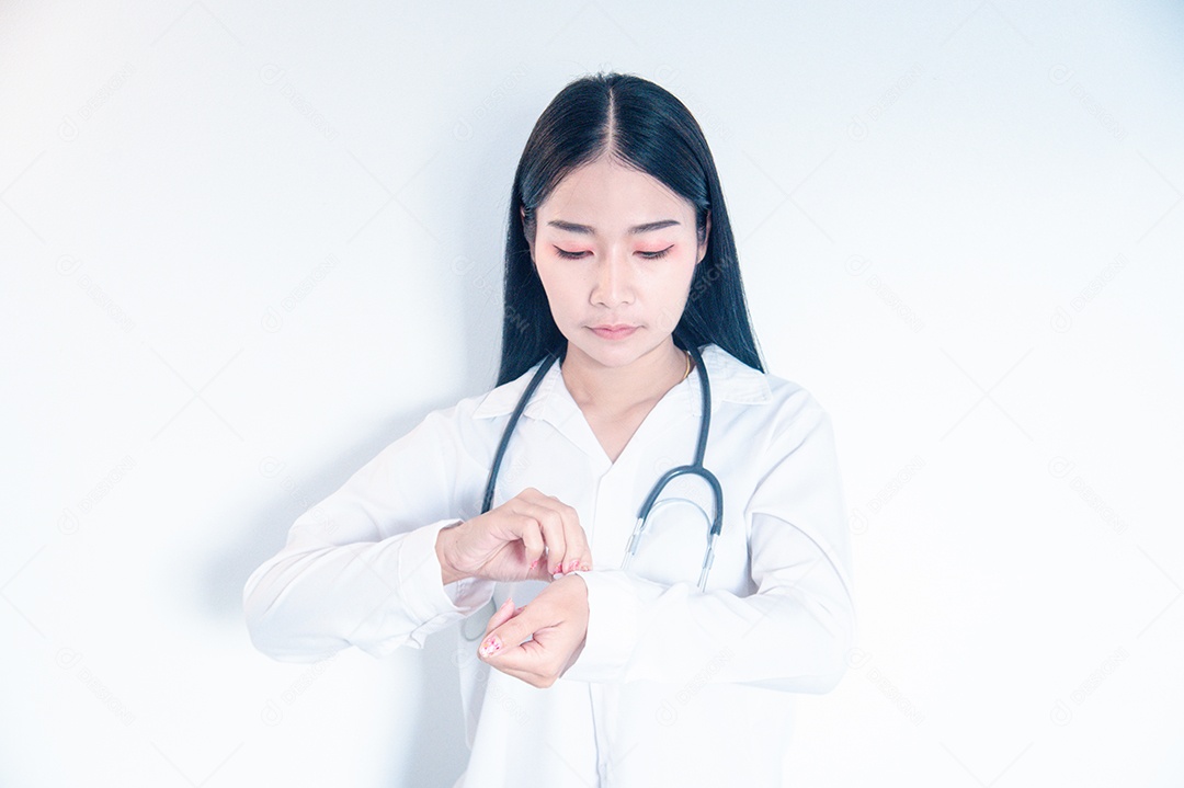 Medica Asiática segurando um estetoscópio