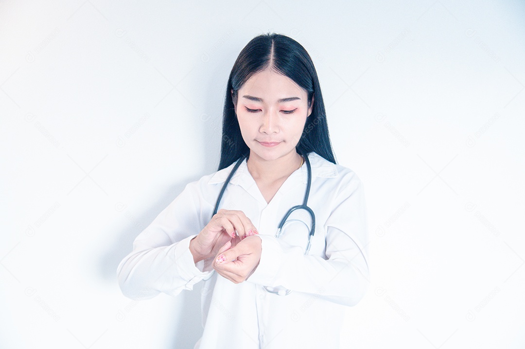 Medica Asiática segurando um estetoscópio