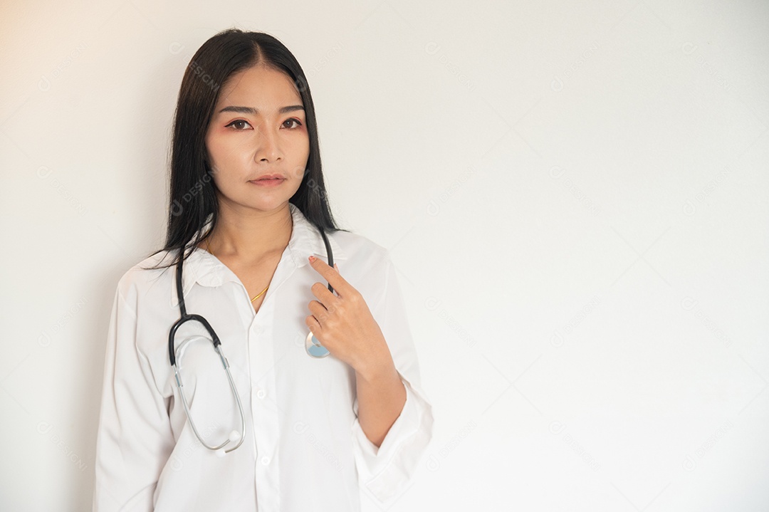 Medica Asiática segurando um estetoscópio