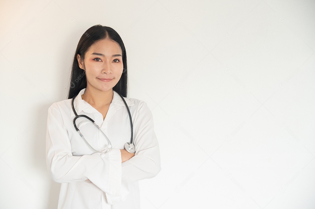 Medica Asiática segurando um estetoscópio