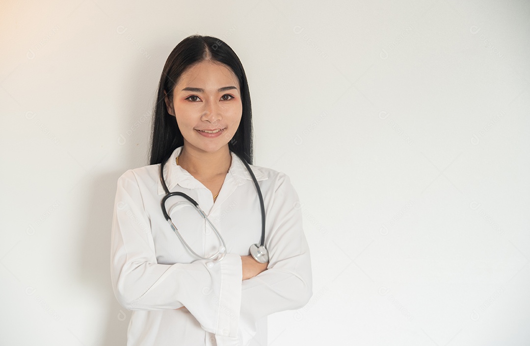 Medica Asiática segurando um estetoscópio