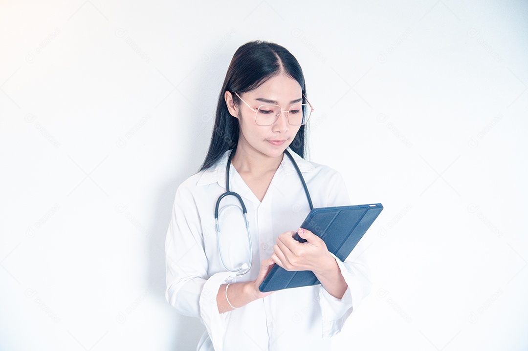Medica Asiática segurando um tablet