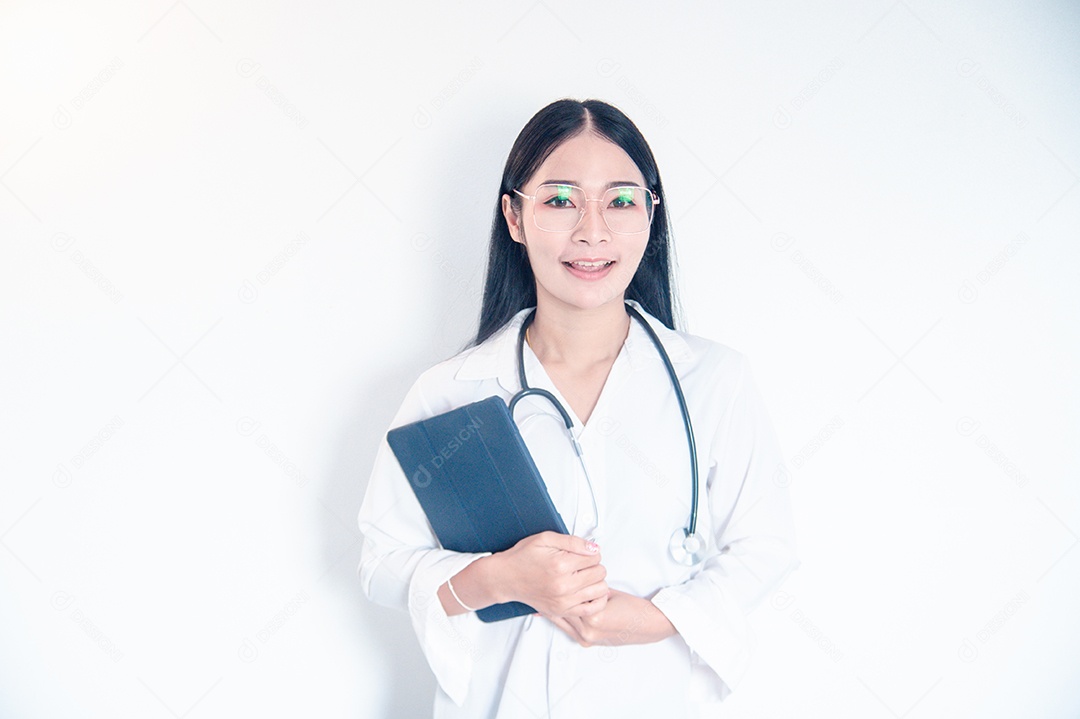 Medica Asiática segurando um tablet