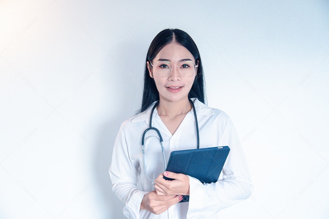 Medica Asiática segurando um tablet