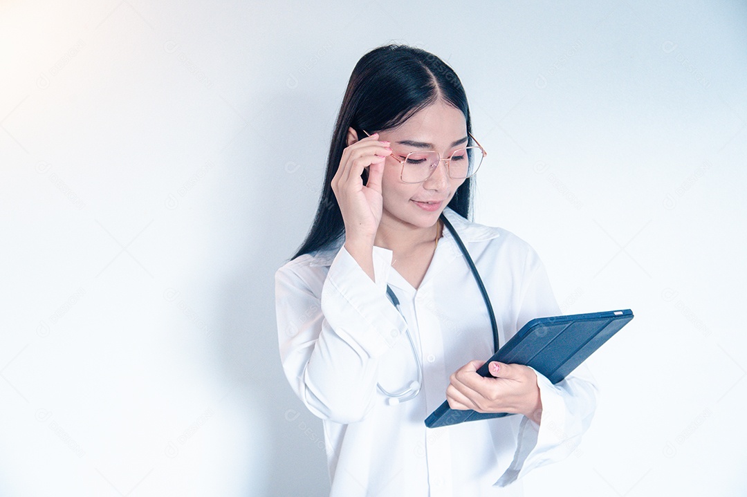 Medica Asiática segurando um tablet