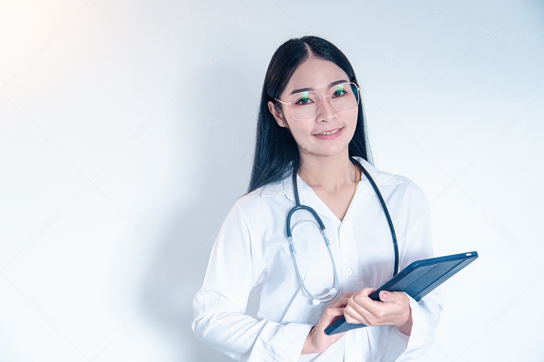 Medica Asiática segurando um estetoscópio