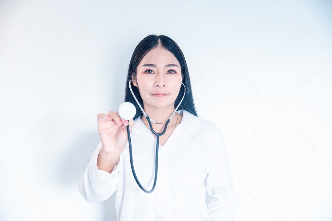 Medica Asiática segurando um estetoscópio