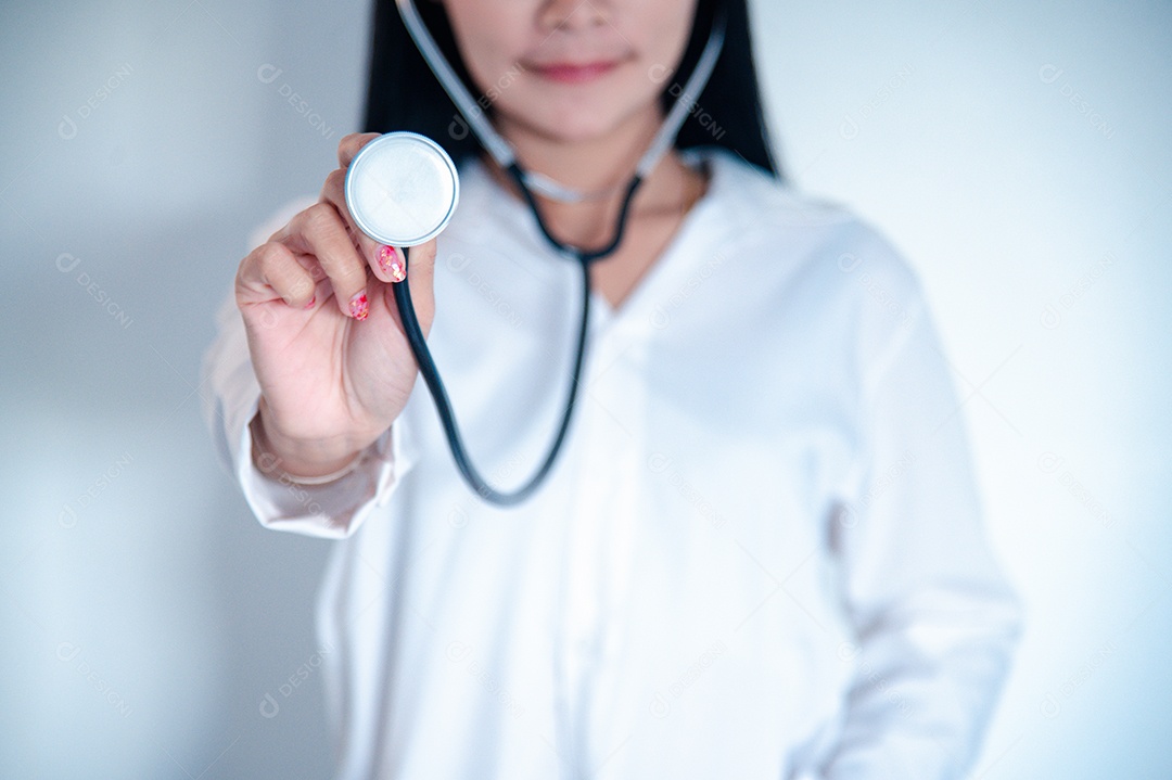 Medica Asiática segurando um estetoscópio