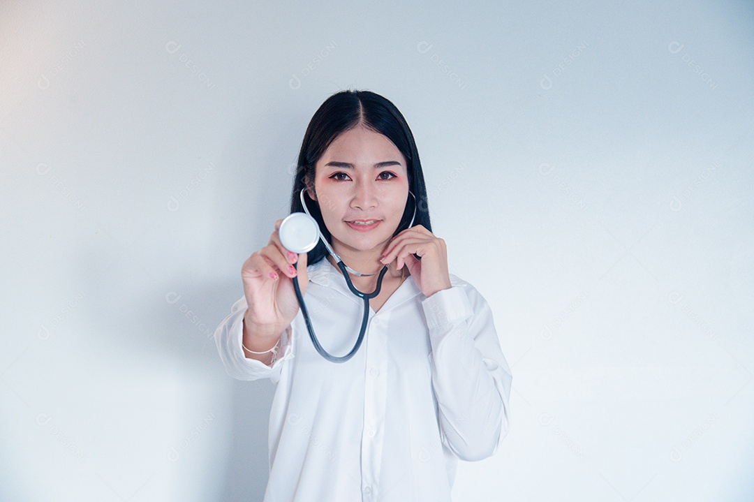 Medica Asiática segurando um estetoscópio