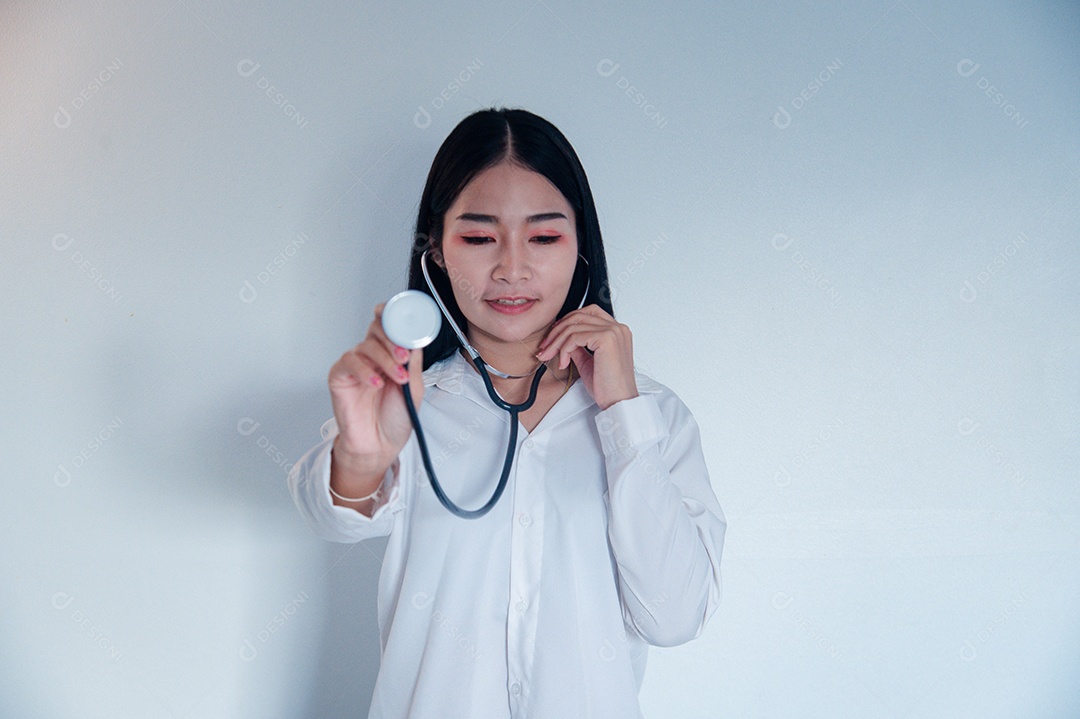 Medica Asiática segurando um estetoscópio
