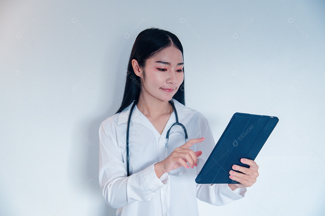 Medica Asiática segurando um tablet