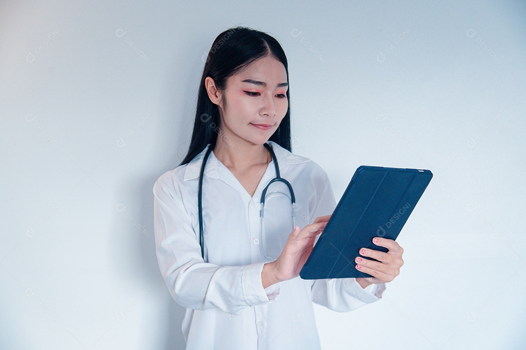 Medica Asiática segurando um tablet