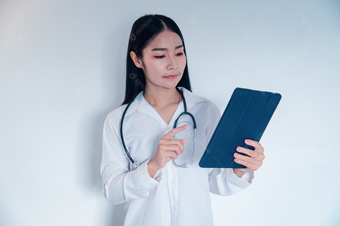 Medica Asiática segurando um tablet