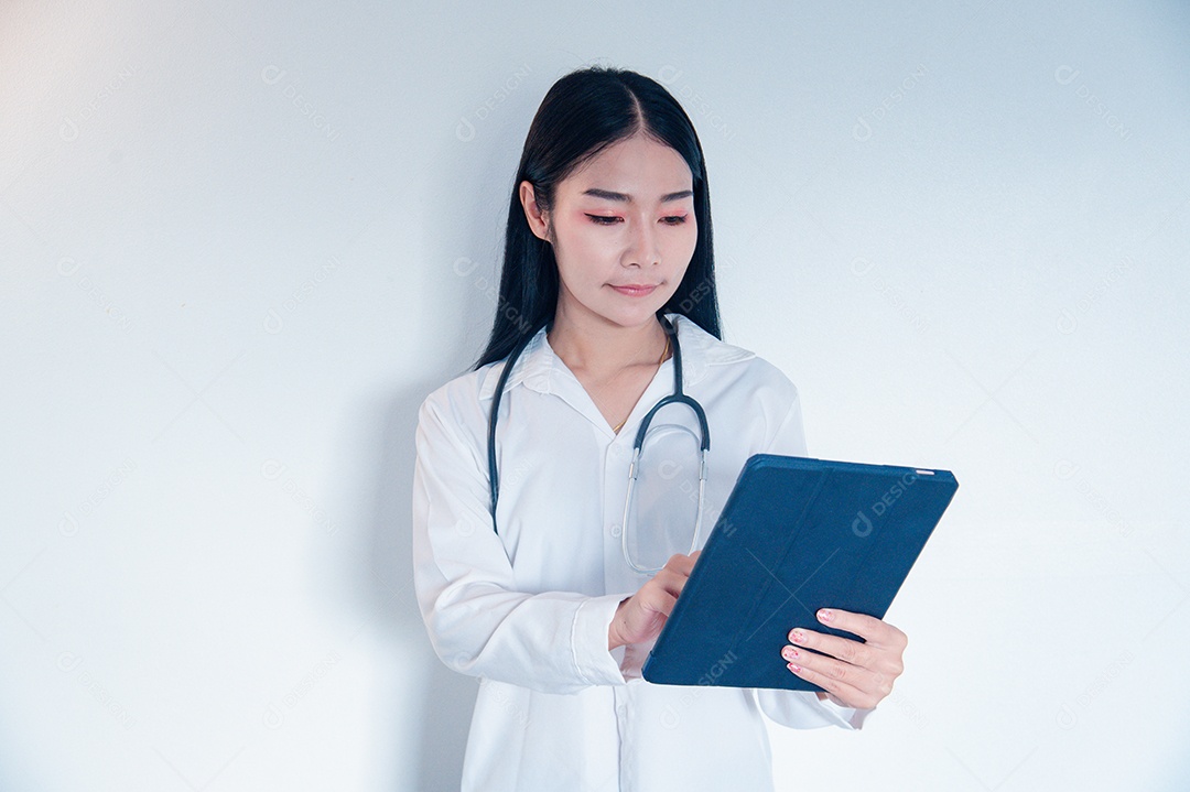 Medica Asiática segurando um tablet