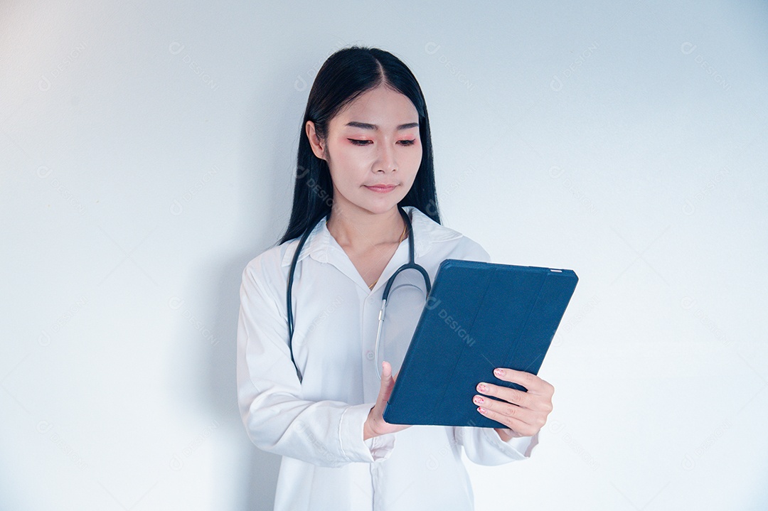 Medica Asiática segurando um tablet