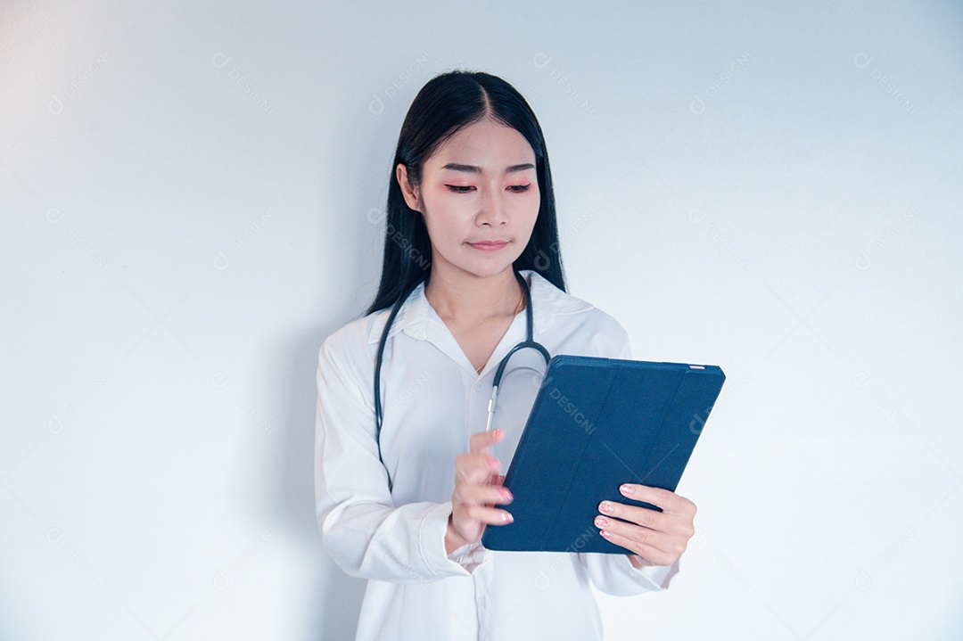 Medica Asiática segurando um tablet