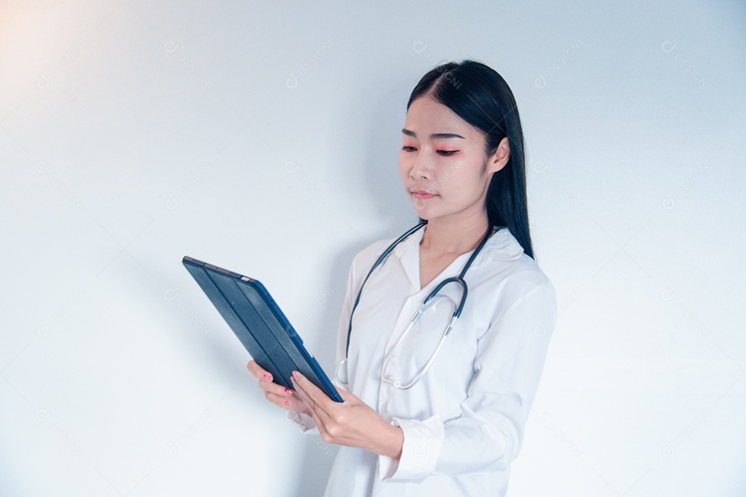 Medica Asiática segurando um tablet