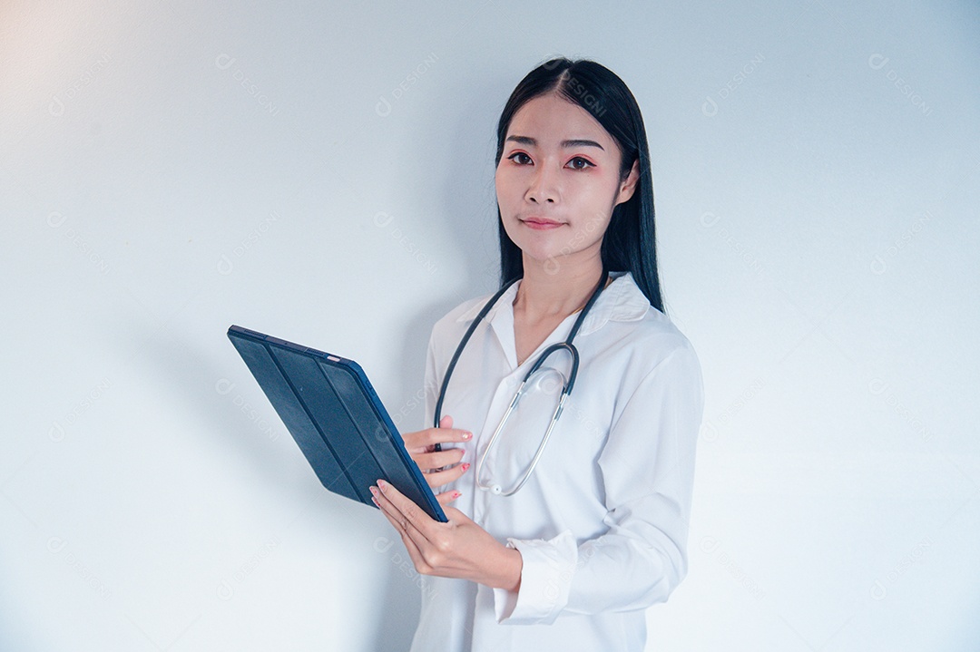 Medica Asiática segurando um tablet