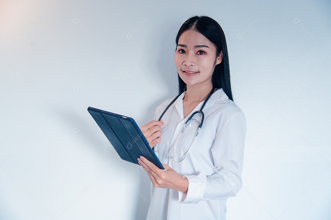 Medica Asiática segurando um tablet