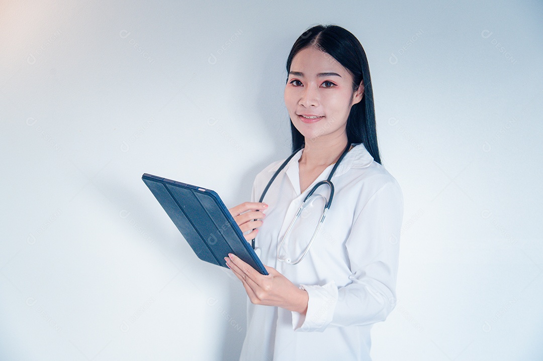Medica Asiática segurando um tablet