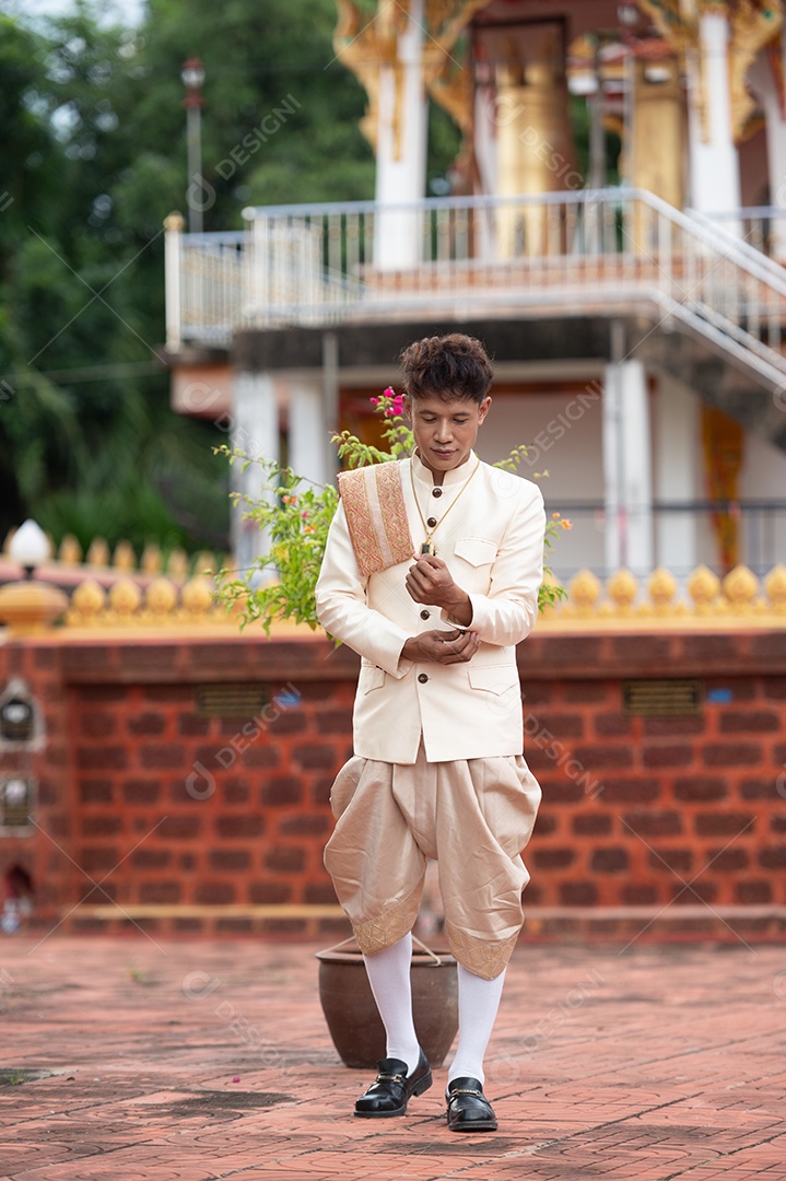 Homem Tailandês vestido com roupas tradicionais da Tailândia