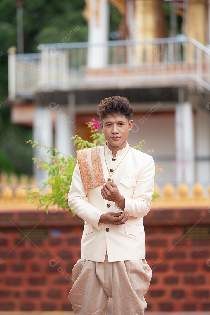 Homem Tailandês vestido com roupas tradicionais da Tailândia