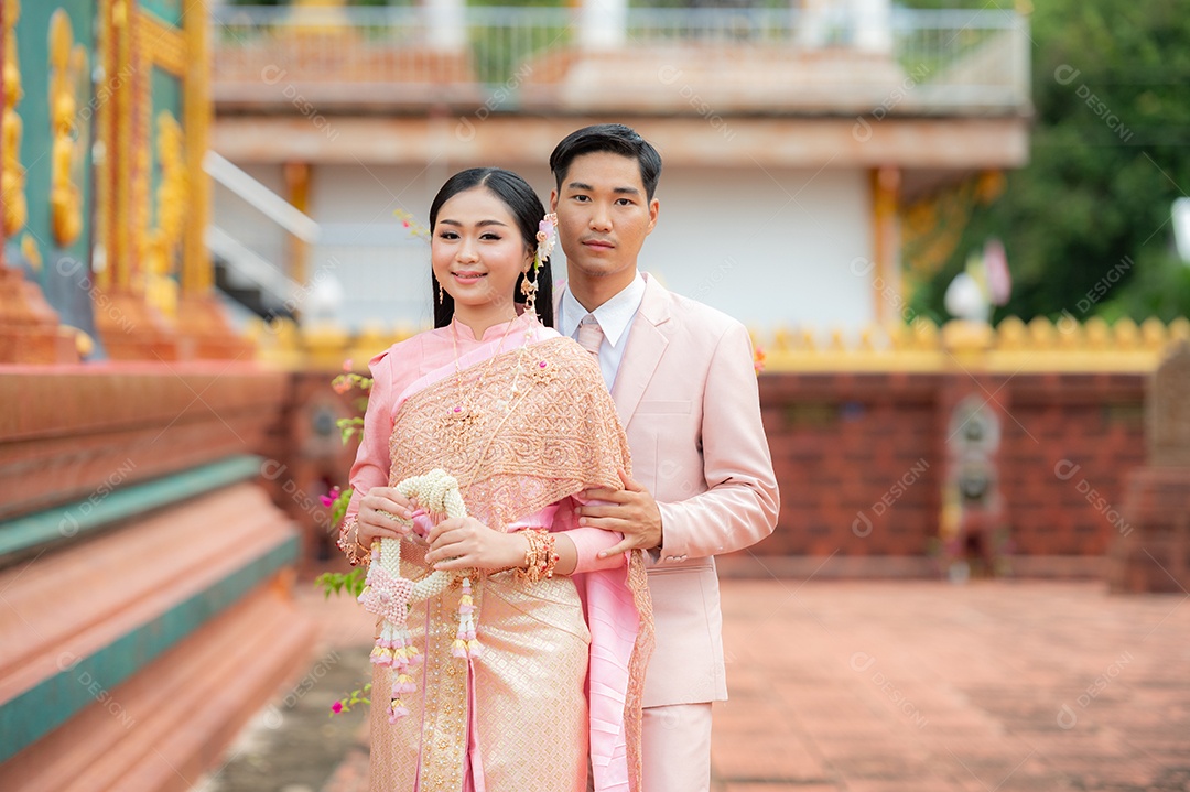 Casal Tailandês vestidos em traje tradicional da Tailândia