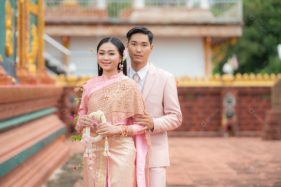 Casal Tailandês vestidos em traje tradicional da Tailândia