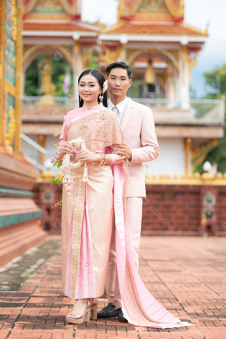 Casal Tailandês vestidos em traje tradicional da Tailândia