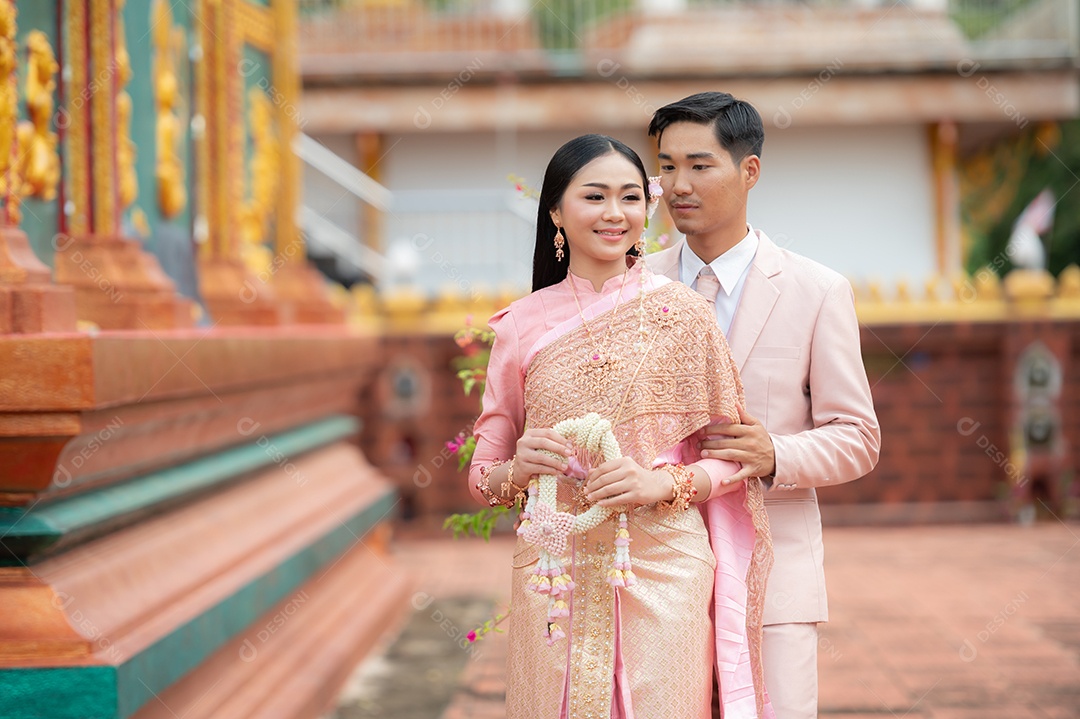 Casal Tailandês vestidos em traje tradicional da Tailândia