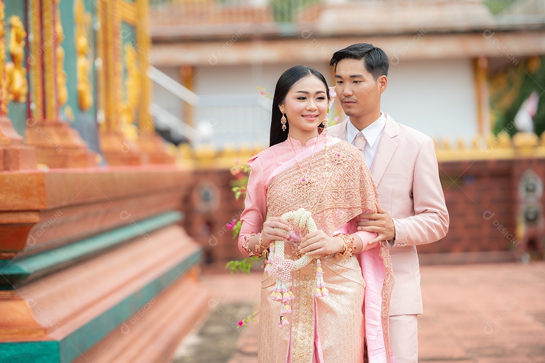 Casal Tailandês vestidos em traje tradicional da Tailândia