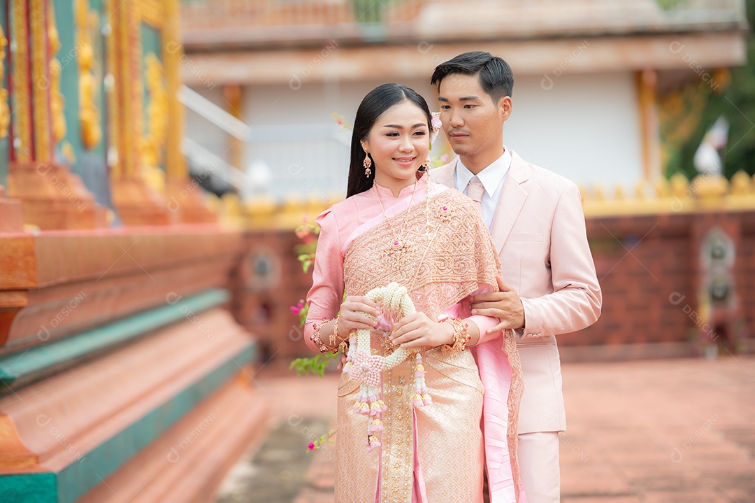 Casal Tailandês vestidos em traje tradicional da Tailândia