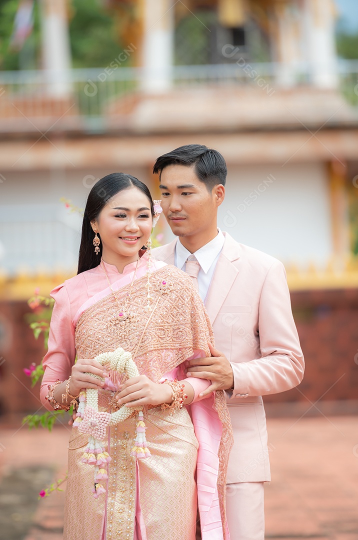 Casal Tailandês vestidos em traje tradicional da Tailândia