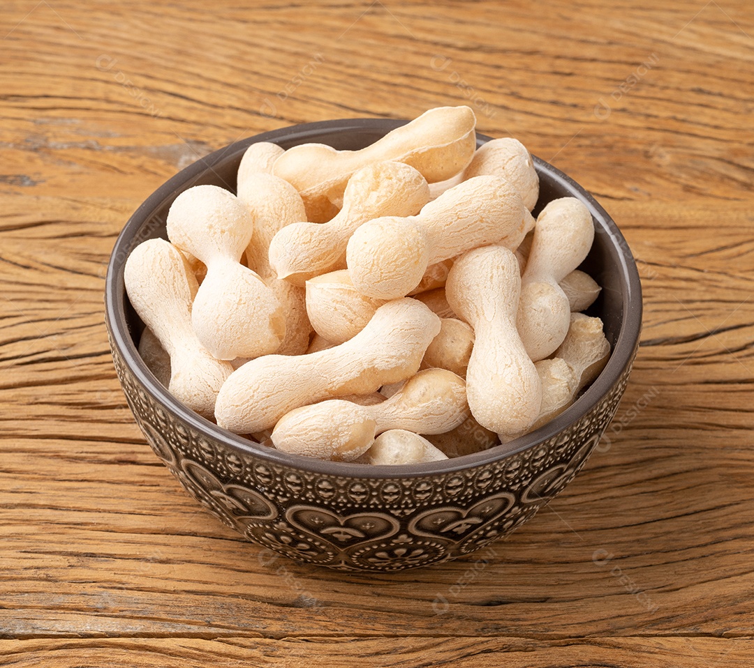 Polvilho brasileiro tradicional ou biscoito de amido em uma tigela sobre a mesa de madeira.