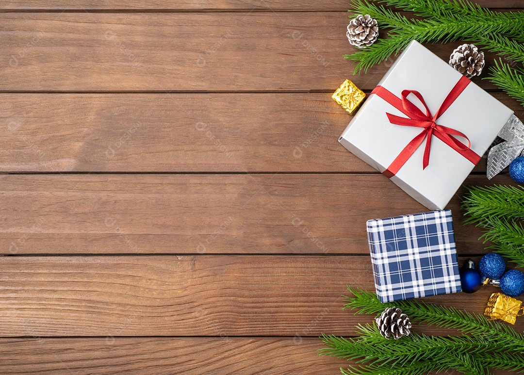 Ramos de pinheiro, bolas de natal, caixas de presente e pinhas