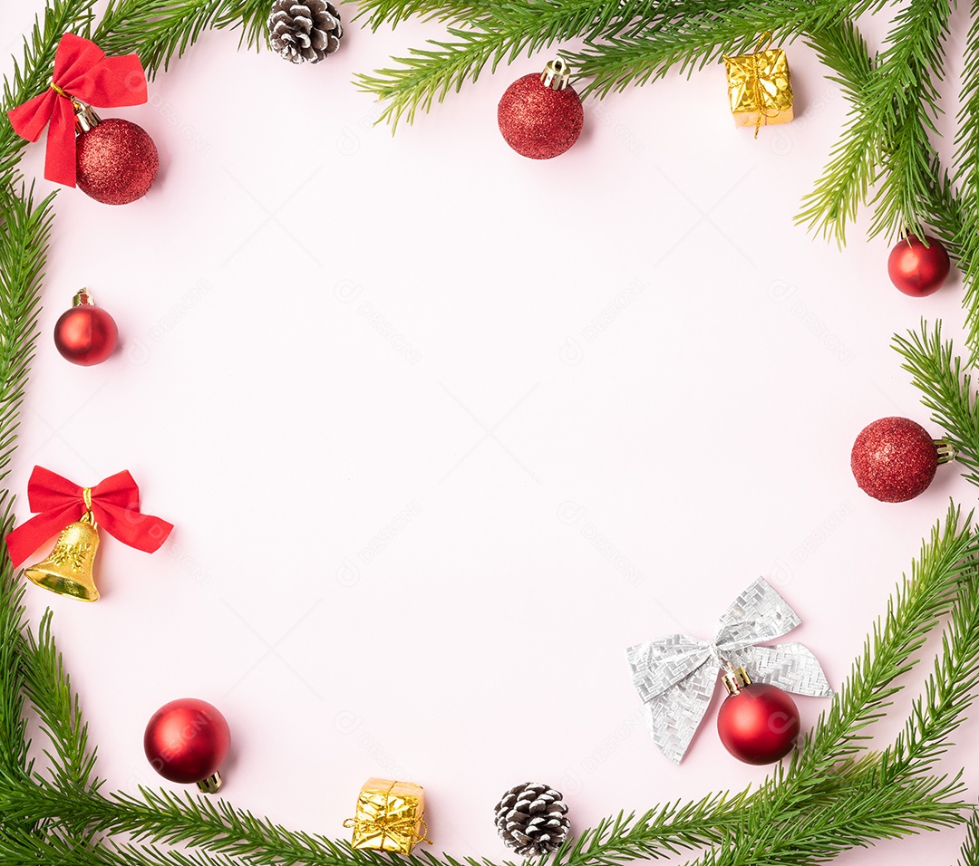 Ramos de pinheiro, bolas de natal e pinhas sobre rosa claro