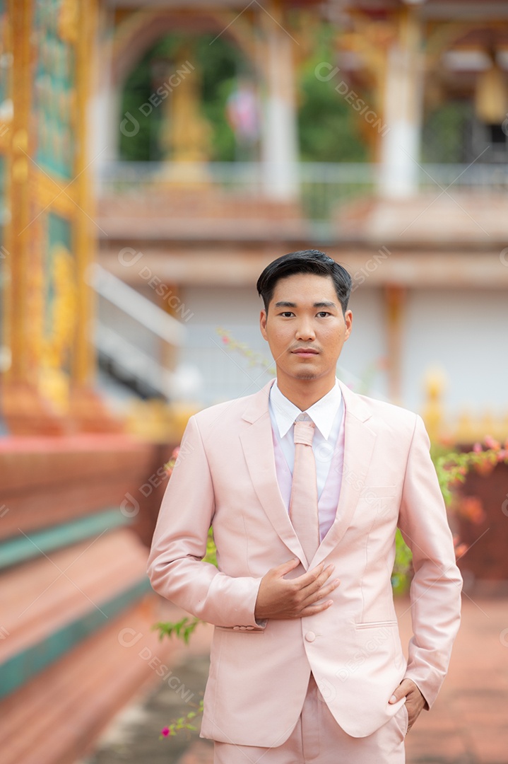 Homem Tailandês vestido com terno tradicional rose na Tailândia
