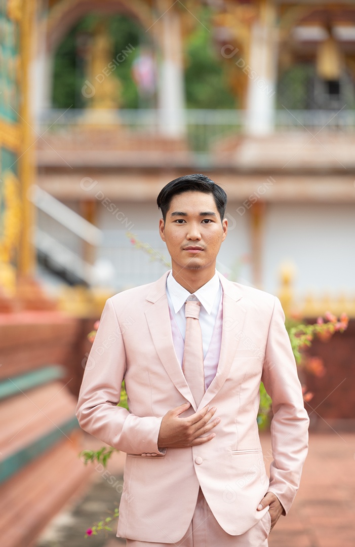 Homem Tailandês vestido com terno tradicional rose na Tailândia