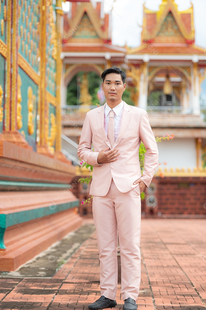 Homem Tailandês vestido com terno tradicional rose na Tailândia